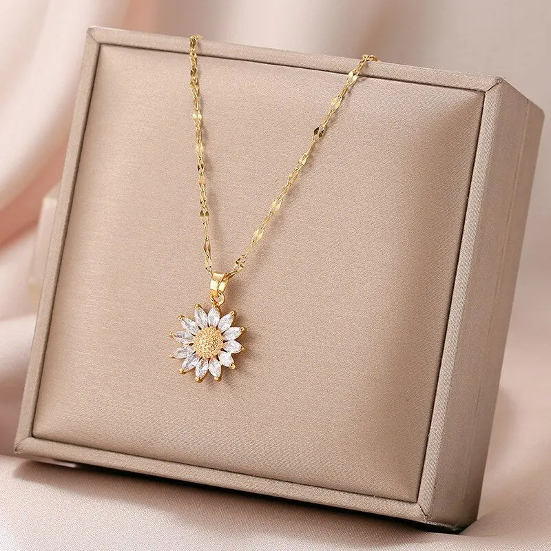 Luxury Style Flower Pendant Inlaid Zirconia Necklace - Flora